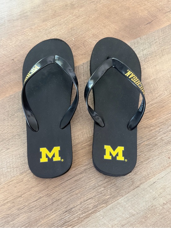 U of M Shoes - University of Michigan Wolverines Black Flip Flops Sandals | Size 7